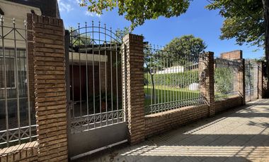 Hermosa casa de 2 Dormitorios   Comodin y patio gigante  - Granadero Baigorria