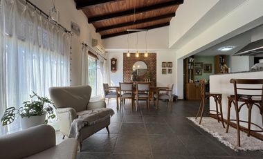 Hermosa casa de 2 Dormitorios   Comodin y patio gigante  - Granadero Baigorria