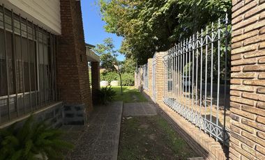 Hermosa casa de 2 Dormitorios   Comodin y patio gigante  - Granadero Baigorria