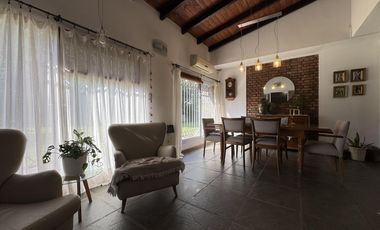 Hermosa casa de 2 Dormitorios   Comodin y patio gigante  - Granadero Baigorria