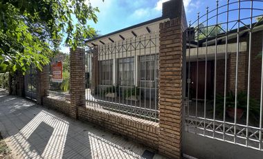 Hermosa casa de 2 Dormitorios   Comodin y patio gigante  - Granadero Baigorria