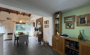 Hermosa casa de 2 Dormitorios   Comodin y patio gigante  - Granadero Baigorria