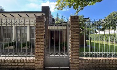 Hermosa casa de 2 Dormitorios   Comodin y patio gigante  - Granadero Baigorria