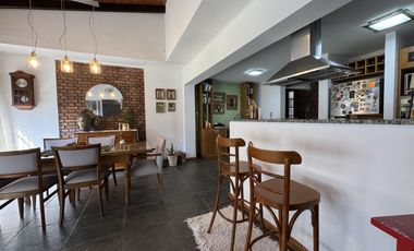 Hermosa casa de 2 Dormitorios   Comodin y patio gigante  - Granadero Baigorria