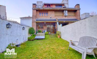 Casa Dúplex en venta en Martínez 6 ambientes, suite, playroom, jardín con parrilla, cochera.