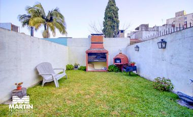 Casa Dúplex en venta en Martínez 6 ambientes, suite, playroom, jardín con parrilla, cochera.