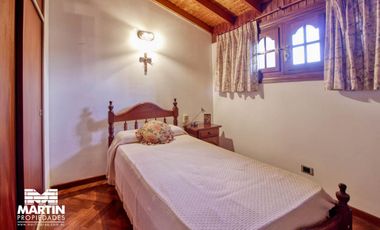 Casa Dúplex en venta en Martínez 6 ambientes, suite, playroom, jardín con parrilla, cochera.