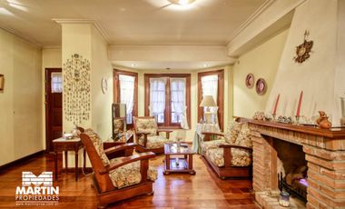 Casa Dúplex en venta en Martínez 6 ambientes, suite, playroom, jardín con parrilla, cochera.