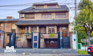 Casa Dúplex en venta en Martínez 6 ambientes, suite, playroom, jardín con parrilla, cochera.