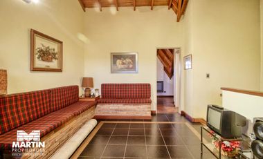 Casa Dúplex en venta en Martínez 6 ambientes, suite, playroom, jardín con parrilla, cochera.