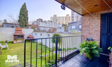 Casa Dúplex en venta en Martínez 6 ambientes, suite, playroom, jardín con parrilla, cochera.