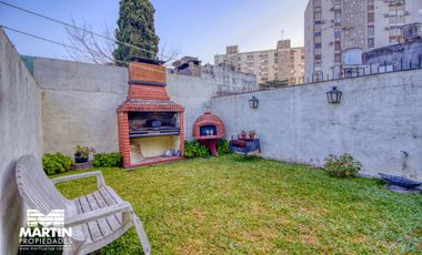 Casa Dúplex en venta en Martínez 6 ambientes, suite, playroom, jardín con parrilla, cochera.