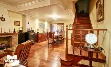 Casa Dúplex en venta en Martínez 6 ambientes, suite, playroom, jardín con parrilla, cochera.