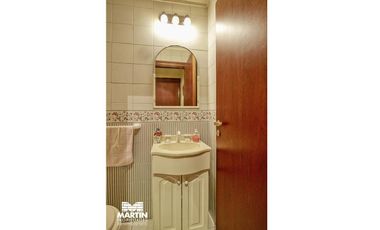 Casa Dúplex en venta en Martínez 6 ambientes, suite, playroom, jardín con parrilla, cochera.