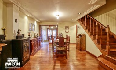 Casa Dúplex en venta en Martínez 6 ambientes, suite, playroom, jardín con parrilla, cochera.