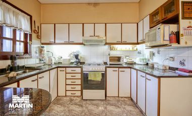 Casa Dúplex en venta en Martínez 6 ambientes, suite, playroom, jardín con parrilla, cochera.