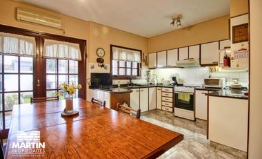 Casa Dúplex en venta en Martínez 6 ambientes, suite, playroom, jardín con parrilla, cochera.