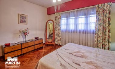 Casa Dúplex en venta en Martínez 6 ambientes, suite, playroom, jardín con parrilla, cochera.