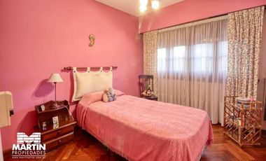 Casa Dúplex en venta en Martínez 6 ambientes, suite, playroom, jardín con parrilla, cochera.