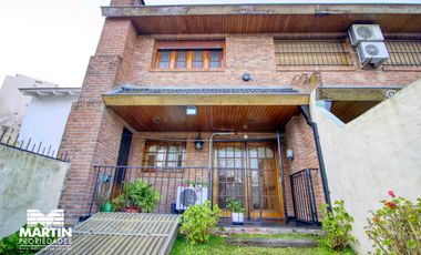 Casa Dúplex en venta en Martínez 6 ambientes, suite, playroom, jardín con parrilla, cochera.