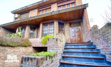 Casa Dúplex en venta en Martínez 6 ambientes, suite, playroom, jardín con parrilla, cochera.