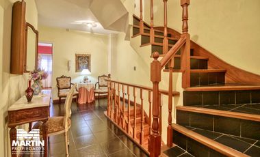 Casa Dúplex en venta en Martínez 6 ambientes, suite, playroom, jardín con parrilla, cochera.