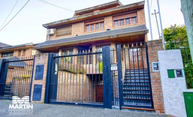 Casa Dúplex en venta en Martínez 6 ambientes, suite, playroom, jardín con parrilla, cochera.
