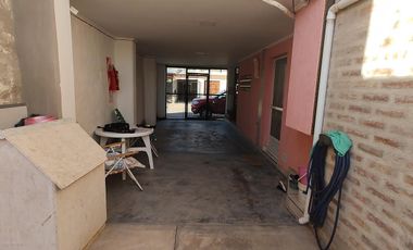 Casa y complejo de 4 departamentos  en Centenario- Neuquén