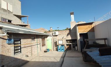 Casa y complejo de 4 departamentos  en Centenario- Neuquén