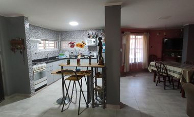 Casa y complejo de 4 departamentos  en Centenario- Neuquén