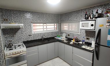 Casa y complejo de 4 departamentos  en Centenario- Neuquén