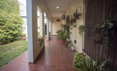 Casa en PH 4 dormitorios,  garage y fondo libre- Lomas de Zamora Oeste