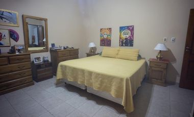 Casa en PH 4 dormitorios,  garage y fondo libre- Lomas de Zamora Oeste