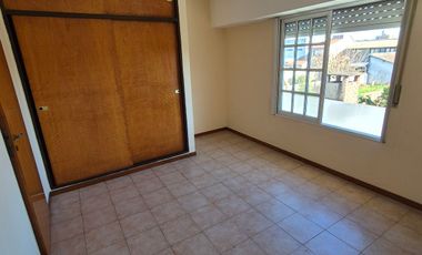 Muy buen Duplex 2 dorm y cochera descubierta. Banfield E.