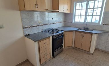 Muy buen Duplex 2 dorm y cochera descubierta. Banfield E.