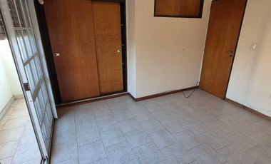 Muy buen Duplex 2 dorm y cochera descubierta. Banfield E.