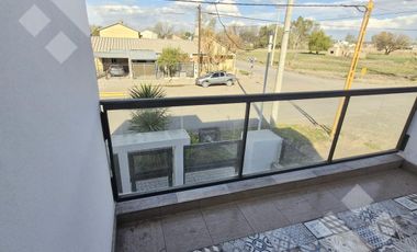 VENTA CASA DE 4 DORMITORIOS CON PILETA CLIMATIZADA EN VILLA REGINA