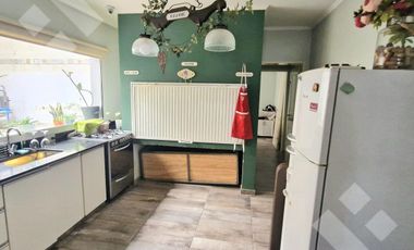 VENTA CASA DE 4 DORMITORIOS CON PILETA CLIMATIZADA EN VILLA REGINA