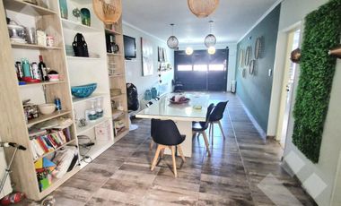 VENTA CASA DE 4 DORMITORIOS CON PILETA CLIMATIZADA EN VILLA REGINA