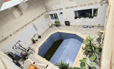 VENTA CASA DE 4 DORMITORIOS CON PILETA CLIMATIZADA EN VILLA REGINA