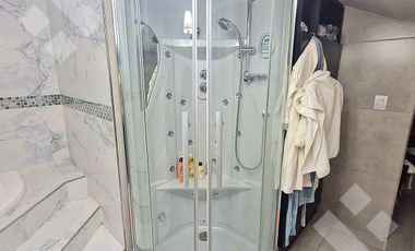 VENTA CASA DE 4 DORMITORIOS CON PILETA CLIMATIZADA EN VILLA REGINA