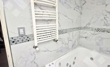 VENTA CASA DE 4 DORMITORIOS CON PILETA CLIMATIZADA EN VILLA REGINA