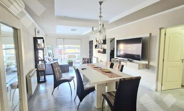 VENTA CASA DE 4 DORMITORIOS CON PILETA CLIMATIZADA EN VILLA REGINA