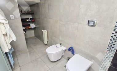 VENTA CASA DE 4 DORMITORIOS CON PILETA CLIMATIZADA EN VILLA REGINA