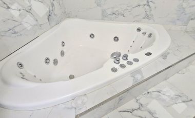 VENTA CASA DE 4 DORMITORIOS CON PILETA CLIMATIZADA EN VILLA REGINA