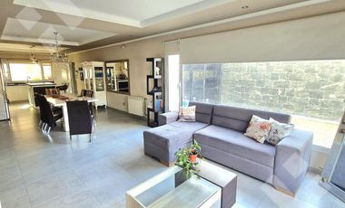 VENTA CASA DE 4 DORMITORIOS CON PILETA CLIMATIZADA EN VILLA REGINA