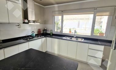 VENTA CASA DE 4 DORMITORIOS CON PILETA CLIMATIZADA EN VILLA REGINA