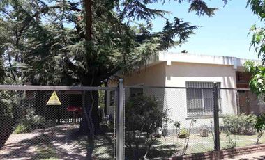 Casa en venta - 3 Dormitorios 1 Baño - Cochera - 405Mts2 - Burzaco