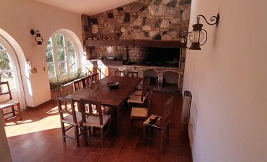 Casa en  venta tres dormitorios, Cerro de las Rosas , Zona Norte