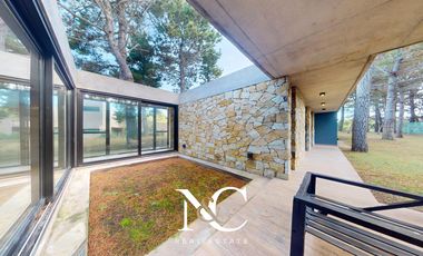 Casa en venta en Costa Esmeralda hormigón fondo libre